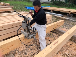 木造ガレージ新築工事【構造材の鉋仕上げも進んでいます】